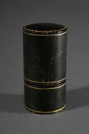 Guillochiertes Silber vergoldetes Flakon Etui mit umlaufenden Dekorfriesen in goldpunziertem Lederetui, innen 3 eingepasste Flakons, am Boden sign. "Bointaburet a Paris", Modellnr. 20854, Frankreich um 1900, Si… - фото 10