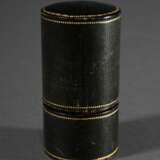 Guillochiertes Silber vergoldetes Flakon Etui mit umlaufenden Dekorfriesen in goldpunziertem Lederetui, innen 3 eingepasste Flakons, am Boden sign. "Bointaburet a Paris", Modellnr. 20854, Frankreich um 1900, Si… - фото 10