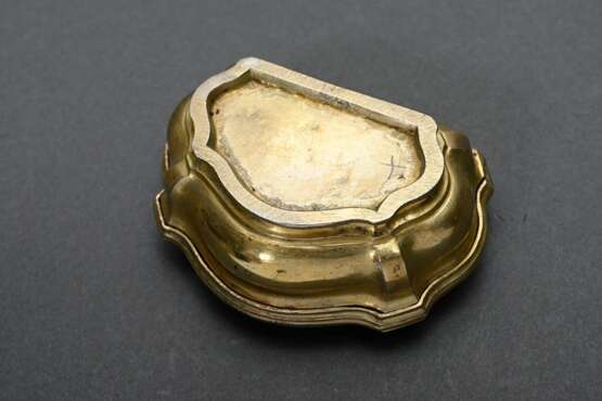 Feuervergoldete Tabatiere in bombierter Schildform mit Rocaillerelief auf dem Deckel, innen geteilt, um 1750/1760, 2,1x6,2x4,5cm - Foto 6