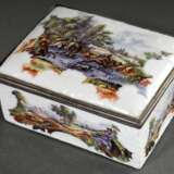 Rechteckige Meissen Tabatiere mit allseitigem feinem Rocaillerelief und polychromer Malerei "Jagdszenen" auf dem Korpus, nach oben zu öffnender Deckel in Silber Montierung, im Deckel "Rastende Jägerin mit … - photo 1