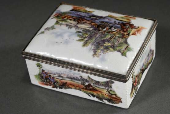 Rechteckige Meissen Tabatiere mit allseitigem feinem Rocaillerelief und polychromer Malerei "Jagdszenen" auf dem Korpus, nach oben zu öffnender Deckel in Silber Montierung, im Deckel "Rastende Jägerin mit … - photo 3