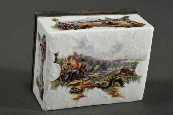 Rechteckige Meissen Tabatiere mit allseitigem feinem Rocaillerelief und polychromer Malerei "Jagdszenen" auf dem Korpus, nach oben zu öffnender Deckel in Silber Montierung, im Deckel "Rastende Jägerin mit … - photo 4