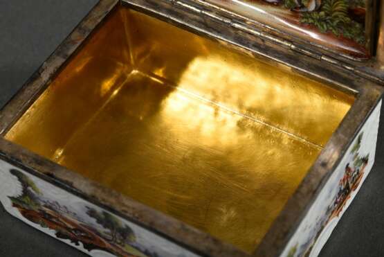 Rechteckige Meissen Tabatiere mit allseitigem feinem Rocaillerelief und polychromer Malerei "Jagdszenen" auf dem Korpus, nach oben zu öffnender Deckel in Silber Montierung, im Deckel "Rastende Jägerin mit … - photo 9