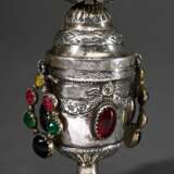 Aufwendige Riechdose in Vasenform auf eckigem Stand mit farbigem Glasstein Besatz an Deckel, Korpus und Henkeln, innen MZ ?, wohl Dänemark, Anfang 19.Jh., Silber partiell vergoldet, 64g, H. 10cm, Druckstelle - photo 1