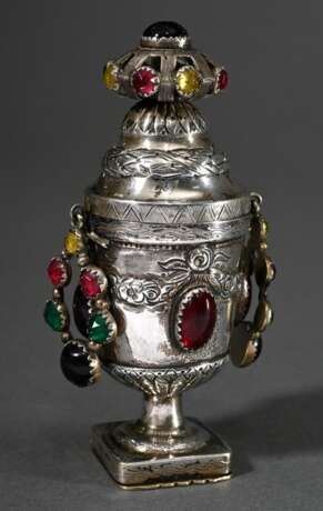 Aufwendige Riechdose in Vasenform auf eckigem Stand mit farbigem Glasstein Besatz an Deckel, Korpus und Henkeln, innen MZ ?, wohl Dänemark, Anfang 19.Jh., Silber partiell vergoldet, 64g, H. 10cm, Druckstelle - photo 1