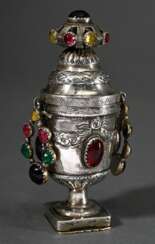 Aufwendige Riechdose in Vasenform auf eckigem Stand mit farbigem Glasstein Besatz an Deckel, Korpus und Henkeln, innen MZ ?, wohl Dänemark, Anfang 19.Jh., Silber partiell vergoldet, 64g, H. 10cm, Druckstelle