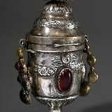 Aufwendige Riechdose in Vasenform auf eckigem Stand mit farbigem Glasstein Besatz an Deckel, Korpus und Henkeln, innen MZ ?, wohl Dänemark, Anfang 19.Jh., Silber partiell vergoldet, 64g, H. 10cm, Druckstelle - photo 2