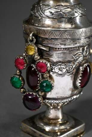 Aufwendige Riechdose in Vasenform auf eckigem Stand mit farbigem Glasstein Besatz an Deckel, Korpus und Henkeln, innen MZ ?, wohl Dänemark, Anfang 19.Jh., Silber partiell vergoldet, 64g, H. 10cm, Druckstelle - photo 4