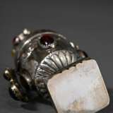 Aufwendige Riechdose in Vasenform auf eckigem Stand mit farbigem Glasstein Besatz an Deckel, Korpus und Henkeln, innen MZ ?, wohl Dänemark, Anfang 19.Jh., Silber partiell vergoldet, 64g, H. 10cm, Druckstelle - photo 5