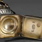 Aufwendige Riechdose in Vasenform auf eckigem Stand mit farbigem Glasstein Besatz an Deckel, Korpus und Henkeln, innen MZ ?, wohl Dänemark, Anfang 19.Jh., Silber partiell vergoldet, 64g, H. 10cm, Druckstelle - photo 6