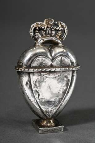 Dänische Riechdose "Hovedvandsæg" in einfacher Herzform mit Kronenaufsatz und Monogramm, Silber, 19.Jh., 23g, H. 6,5cm, Druckstellen - photo 1