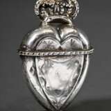 Dänische Riechdose "Hovedvandsæg" in einfacher Herzform mit Kronenaufsatz und Monogramm, Silber, 19.Jh., 23g, H. 6,5cm, Druckstellen - photo 1
