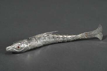 Langer gravierter Gliederfisch Flakon mit beweglichem Schwanz und roten Glasaugen, Kopf abziehbar, darunter Stöpsel, Silber, 32g, L. 16,4cm