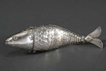 Flacher gravierter Gliederfisch mit beweglichem Schwanz und Seitenflossen, Kopf mit Scharnieröffnung und Haken, Silber, 85g, L. 17,1cm, 1 Seitenflosse fehlt, Gebrauchsspuren