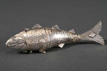 Besamim Gliederfisch Behälter mit beweglichen Schuppen, Kopf mit Scharnieröffnung und Hakenschließe, 19.Jh., Silber, 52g, L. 14cm, Schwanz defekt