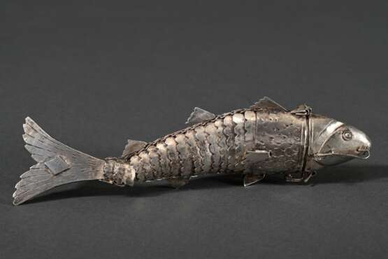 Besamim Gliederfisch Behälter mit beweglichen Schuppen, Kopf mit Scharnieröffnung und Hakenschließe, 19.Jh., Silber, 52g, L. 14cm, Schwanz defekt - photo 2