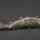 Besamim Gliederfisch Behälter mit beweglichen Schuppen, Kopf mit Scharnieröffnung und Hakenschließe, 19.Jh., Silber, 52g, L. 14cm, Schwanz defekt - photo 2