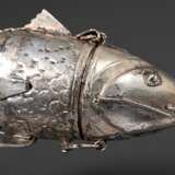 Besamim Gliederfisch Behälter mit beweglichen Schuppen, Kopf mit Scharnieröffnung und Hakenschließe, 19.Jh., Silber, 52g, L. 14cm, Schwanz defekt - photo 3