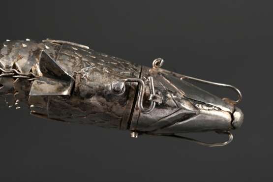 Besamim Gliederfisch Behälter mit beweglichen Schuppen, Kopf mit Scharnieröffnung und Hakenschließe, 19.Jh., Silber, 52g, L. 14cm, Schwanz defekt - photo 4