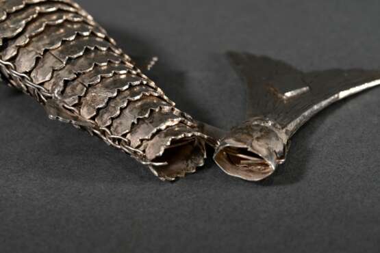 Besamim Gliederfisch Behälter mit beweglichen Schuppen, Kopf mit Scharnieröffnung und Hakenschließe, 19.Jh., Silber, 52g, L. 14cm, Schwanz defekt - photo 6