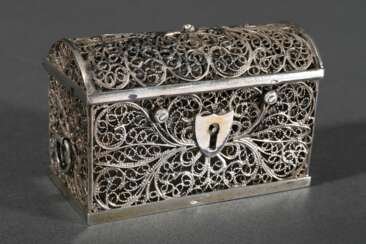Miniatur Filigransilber Runddeckeltruhe mit seitlichen Ringgriffen und Schloss, 19.Jh., Punze verschlagen, 58g, 4x6,2x3cm, Schlüssel verloren