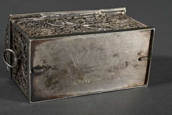 Miniatur Filigransilber Runddeckeltruhe mit seitlichen Ringgriffen und Schloss, 19.Jh., Punze verschlagen, 58g, 4x6,2x3cm, Schlüssel verloren - photo 3