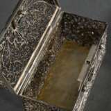 Miniatur Filigransilber Runddeckeltruhe mit seitlichen Ringgriffen und Schloss, 19.Jh., Punze verschlagen, 58g, 4x6,2x3cm, Schlüssel verloren - photo 4