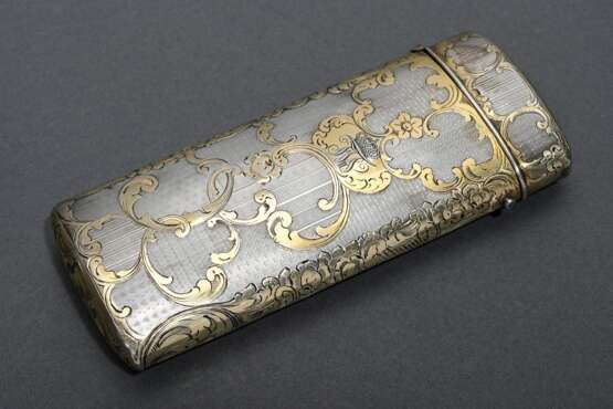 Feines Etui in flachzylindrischer Form mit verschiedenen Guilloché Dekoren und vergoldeter Rankengravur sowie Monogramm "Friedrich Wilhelm II" unter Königskrone, ungedeutete Punze, Silber innen vergoldet, 71g, … - photo 1