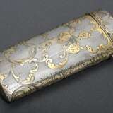 Feines Etui in flachzylindrischer Form mit verschiedenen Guilloché Dekoren und vergoldeter Rankengravur sowie Monogramm "Friedrich Wilhelm II" unter Königskrone, ungedeutete Punze, Silber innen vergoldet, 71g, … - photo 1