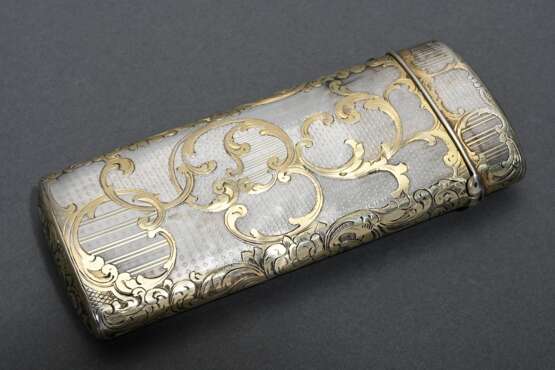 Feines Etui in flachzylindrischer Form mit verschiedenen Guilloché Dekoren und vergoldeter Rankengravur sowie Monogramm "Friedrich Wilhelm II" unter Königskrone, ungedeutete Punze, Silber innen vergoldet, 71g, … - photo 2