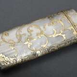 Feines Etui in flachzylindrischer Form mit verschiedenen Guilloché Dekoren und vergoldeter Rankengravur sowie Monogramm "Friedrich Wilhelm II" unter Königskrone, ungedeutete Punze, Silber innen vergoldet, 71g, … - photo 2