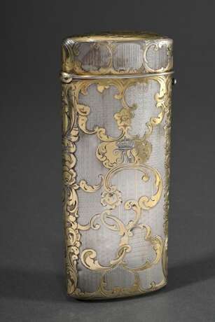 Feines Etui in flachzylindrischer Form mit verschiedenen Guilloché Dekoren und vergoldeter Rankengravur sowie Monogramm "Friedrich Wilhelm II" unter Königskrone, ungedeutete Punze, Silber innen vergoldet, 71g, … - photo 6