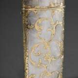 Feines Etui in flachzylindrischer Form mit verschiedenen Guilloché Dekoren und vergoldeter Rankengravur sowie Monogramm "Friedrich Wilhelm II" unter Königskrone, ungedeutete Punze, Silber innen vergoldet, 71g, … - photo 7