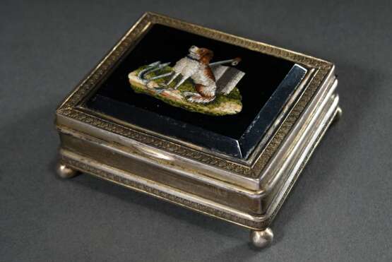 Silber Dose auf Kugelfüßchen mit umlaufendenden Blattornamenten und Mikromosaik Plakette "Hund und Anker" (Treue- und Hoffnungsallegorie) auf dem Deckel, innen vergoldet, am Boden "Fabergé" Punze, 84 … - photo 1
