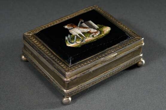 Silber Dose auf Kugelfüßchen mit umlaufendenden Blattornamenten und Mikromosaik Plakette "Hund und Anker" (Treue- und Hoffnungsallegorie) auf dem Deckel, innen vergoldet, am Boden "Fabergé" Punze, 84 … - photo 2