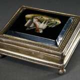 Silber Dose auf Kugelfüßchen mit umlaufendenden Blattornamenten und Mikromosaik Plakette "Hund und Anker" (Treue- und Hoffnungsallegorie) auf dem Deckel, innen vergoldet, am Boden "Fabergé" Punze, 84 … - photo 3
