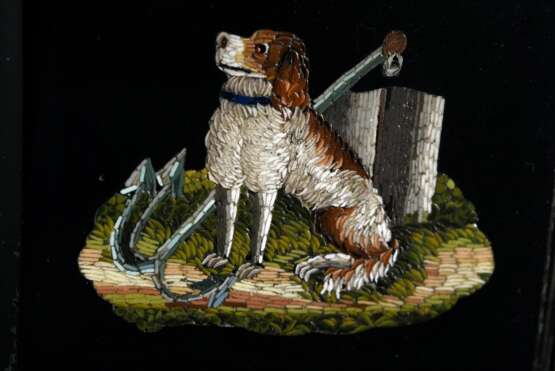 Silber Dose auf Kugelfüßchen mit umlaufendenden Blattornamenten und Mikromosaik Plakette "Hund und Anker" (Treue- und Hoffnungsallegorie) auf dem Deckel, innen vergoldet, am Boden "Fabergé" Punze, 84 … - photo 5