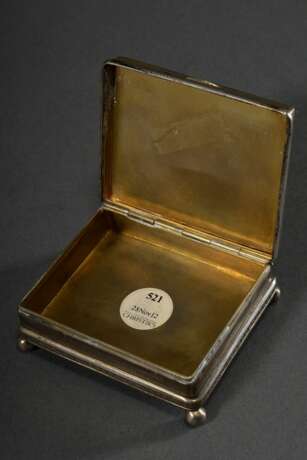 Silber Dose auf Kugelfüßchen mit umlaufendenden Blattornamenten und Mikromosaik Plakette "Hund und Anker" (Treue- und Hoffnungsallegorie) auf dem Deckel, innen vergoldet, am Boden "Fabergé" Punze, 84 … - photo 6