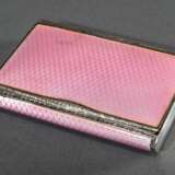 Rechteckige Dose mit allseitigem rosé Guilloché Emaille und ziselierten Rändern, um 1920, Silber 935 innen vergoldet, 131g, 1,4x7,7x5,5cm, Gebrauchs- und Kratzspuren - фото 1