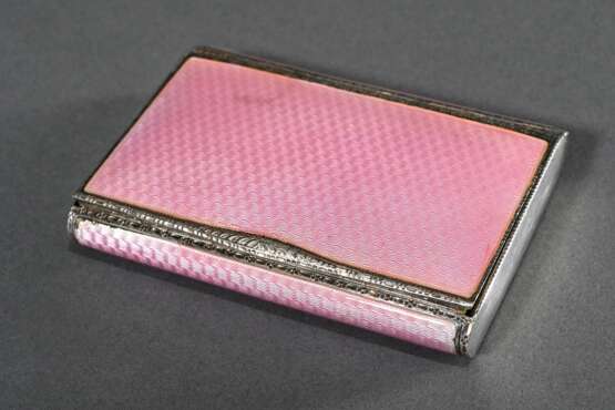 Rechteckige Dose mit allseitigem rosé Guilloché Emaille und ziselierten Rändern, um 1920, Silber 935 innen vergoldet, 131g, 1,4x7,7x5,5cm, Gebrauchs- und Kratzspuren - фото 1