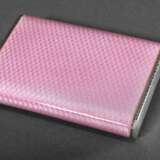 Rechteckige Dose mit allseitigem rosé Guilloché Emaille und ziselierten Rändern, um 1920, Silber 935 innen vergoldet, 131g, 1,4x7,7x5,5cm, Gebrauchs- und Kratzspuren - фото 2