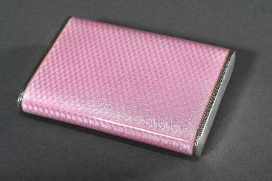 Rechteckige Dose mit allseitigem rosé Guilloché Emaille und ziselierten Rändern, um 1920, Silber 935 innen vergoldet, 131g, 1,4x7,7x5,5cm, Gebrauchs- und Kratzspuren - фото 2