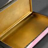 Rechteckige Dose mit allseitigem rosé Guilloché Emaille und ziselierten Rändern, um 1920, Silber 935 innen vergoldet, 131g, 1,4x7,7x5,5cm, Gebrauchs- und Kratzspuren - фото 3