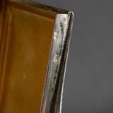 Rechteckige Dose mit allseitigem rosé Guilloché Emaille und ziselierten Rändern, um 1920, Silber 935 innen vergoldet, 131g, 1,4x7,7x5,5cm, Gebrauchs- und Kratzspuren - фото 4