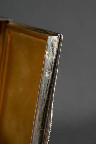 Rechteckige Dose mit allseitigem rosé Guilloché Emaille und ziselierten Rändern, um 1920, Silber 935 innen vergoldet, 131g, 1,4x7,7x5,5cm, Gebrauchs- und Kratzspuren - фото 4