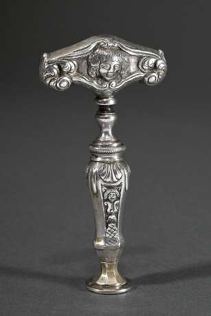 Kurioses Kombinations Utensil: Korkenzieher-Petschaft mit Monogramm "GLAG", figürlich reliefierte Silber Hülle mit Eisen Spirale, 18./19.Jh., L. 8,4cm - photo 1
