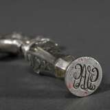 Kurioses Kombinations Utensil: Korkenzieher-Petschaft mit Monogramm "GLAG", figürlich reliefierte Silber Hülle mit Eisen Spirale, 18./19.Jh., L. 8,4cm - photo 2