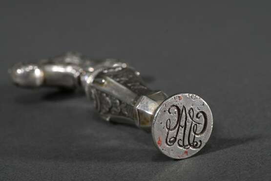 Kurioses Kombinations Utensil: Korkenzieher-Petschaft mit Monogramm "GLAG", figürlich reliefierte Silber Hülle mit Eisen Spirale, 18./19.Jh., L. 8,4cm - photo 2