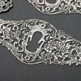8 fein durchbrochene und floral gravierte Schlüsselschilder in Rokoko Façon, 18./19.Jh., Silber, 92g, 12x4,3cm - photo 3