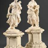 Paar allegorische Elfenbein Figuren "Sommer" und Frühling" auf hexagonalen Sockeln (mit Holzkern), Deutsch 18.Jh., H. 21,5/22cm, 1x defekt, Genehmigung nach VO (EG) 338/97 liegt vor (kein Export außerhalb … - photo 1